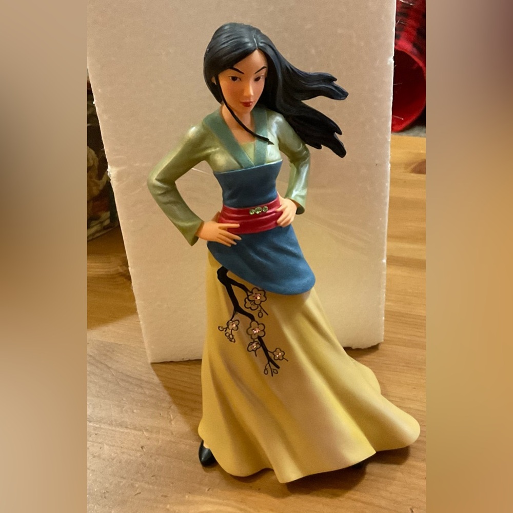 Disney: Disney Mulan figure brand new from Disney Showcase Collection Mulan wind